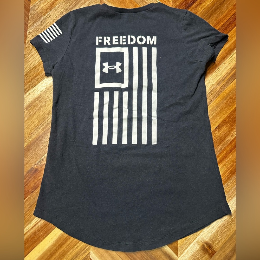 Girls Under Armour Black Freedom Flag T-Shirt Sz Small